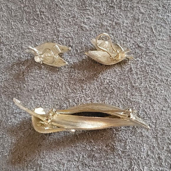Silver Tone Set ~ Leaf Design Brooch / Pin with Matching Clip-On Earrings - Picture 4 of 5